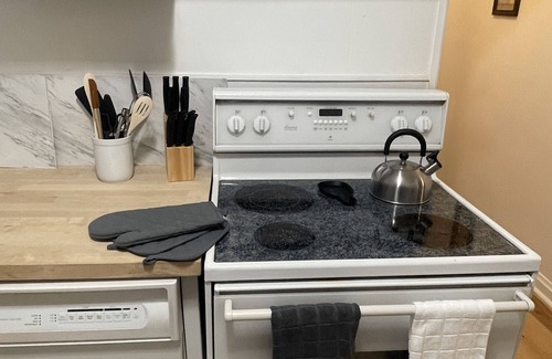 Breckenridge Hills House | The Cozy Cottage Only 8 Minutes from airport