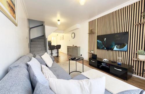 Cray Valley East Apartment | The Cozy Hideaway - 2 Bedroom apartment with garden in Orpington with free Parking