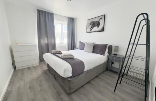 Cray Valley East Apartment | The Cozy Hideaway - 2 Bedroom apartment with garden in Orpington with free Parking