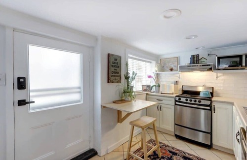 Historic Downtown Savannah Apartment | The Cozy Jones Garden, Quaint | Historic | Quiet