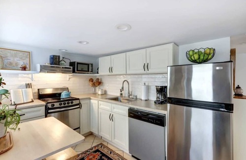 Historic Downtown Savannah Apartment | The Cozy Jones Garden, Quaint | Historic | Quiet