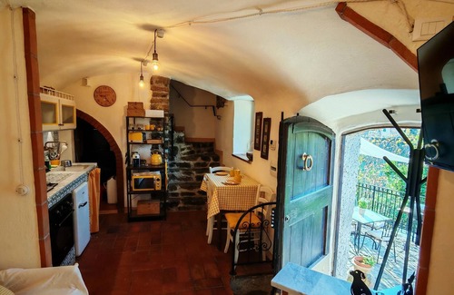 Arcola House | The cozy little house with terrace in the medieval walls