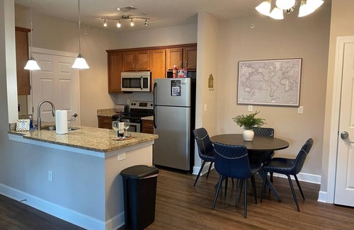 Westerville Apartment | The Cozy Queen's Flat | No Steps | Washer/Dryer!