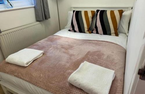 Atlantic Wharf Apartment | The Cozy Stay, Sleeps 6 , 3 Parking Spaces, Private Garden Walking Distance to Cardiff Bay and City Centre Pets Welcome