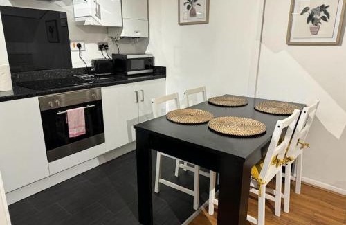 Atlantic Wharf Apartment | The Cozy Stay, Sleeps 6 , 3 Parking Spaces, Private Garden Walking Distance to Cardiff Bay and City Centre Pets Welcome