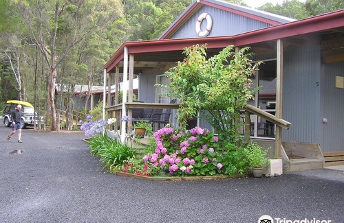 Strahan Hotel | The Crays Accommodation