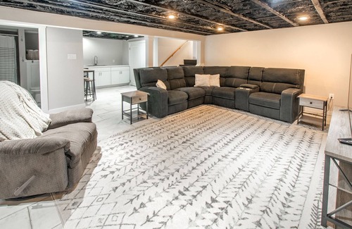 Wagontown House | The Creamery Haven- 4 bedroom Home with KING Master Suite & Hot Tub