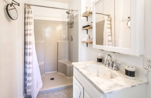 Wagontown House | The Creamery Haven- 4 bedroom Home with KING Master Suite & Hot Tub