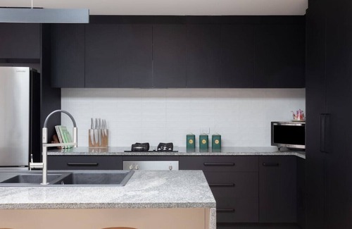 South Launceston House | The Crescent, a modern townhouse near LGH & parks. Pet-Friendly!