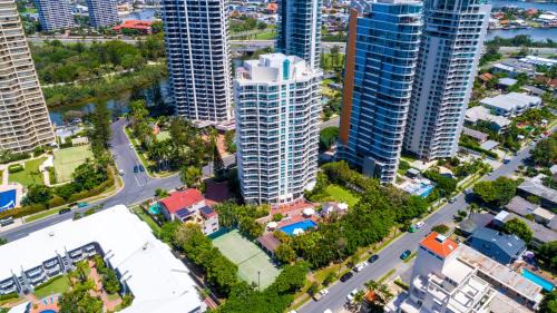 Main Beach Apartment | The Crest Apartments