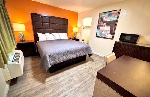 Corona Hotel | The Crest Motel