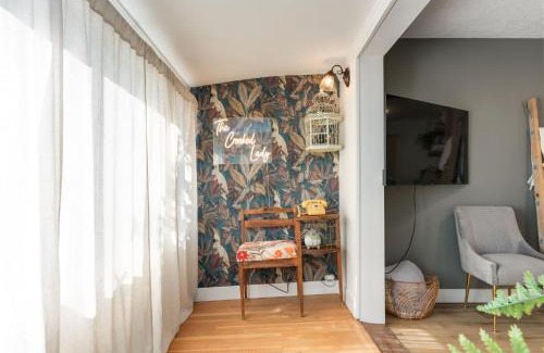 Ramsay House | The Crooked Lady Cozy Bungalow near Downtown Calgary with Free Parking