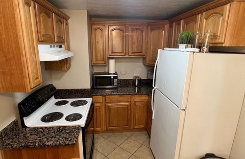 Spokane House | The Crown π Cottage With a HOT TUB and A Fully Fenced Backyard