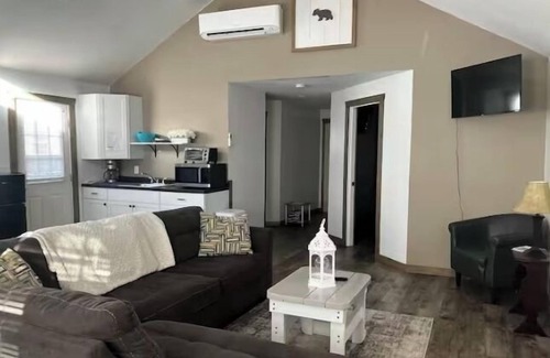 Aurora House | The Cubby Hollow w hot tub in the quaint village of Aurora