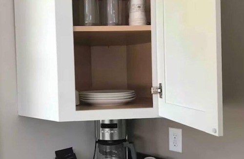 Aurora House | The Cubby Hollow w hot tub in the quaint village of Aurora