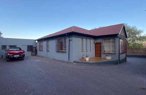Bezuidenhout Valley Apartment | The Curve Apartments Unit 1