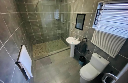 Bezuidenhout Valley Apartment | The Curve Apartments Unit 2
