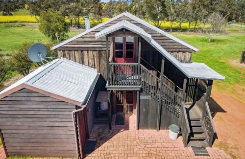 Katrine House | The Dairy - 2 Story Historic accommodation with Mod Cons