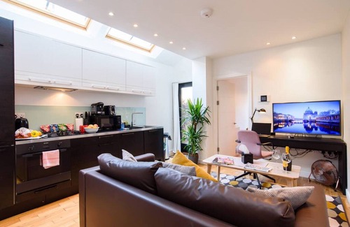 Roath Apartment | The Deck - 1 Bed Apartment w/Private Terrace