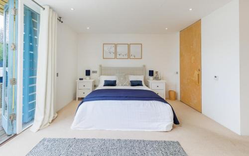 Cowes Ski Chalet | The Deck House - Stunning Chalet in Gurnard with Solent Views and Terrace