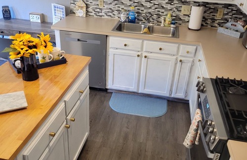 Moore House | The "Delightful Gathering" 3 King beds, kids room, 3 bathrooms, spacious!