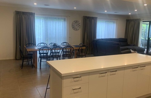 Portarlington House | The Deluxe Holiday - Spacious with Landscaped Gardens