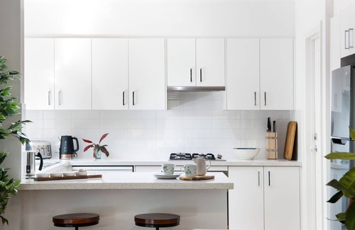 Hepburn Springs House | The Den-3 bedrooms, outdoor spa and deck area