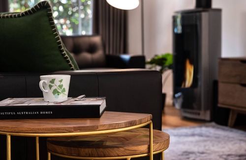 Hepburn Springs House | The Den-3 bedrooms, outdoor spa and deck area