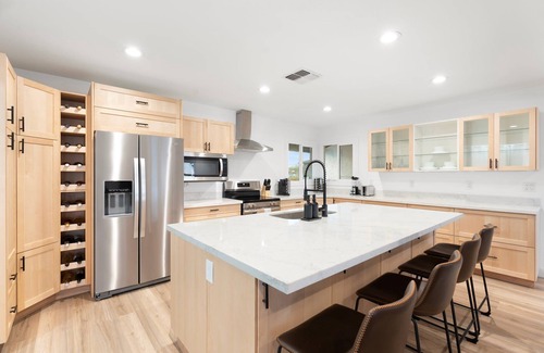 Glendale House | The Desert Palm: 6BR Paradise | Heated Pool