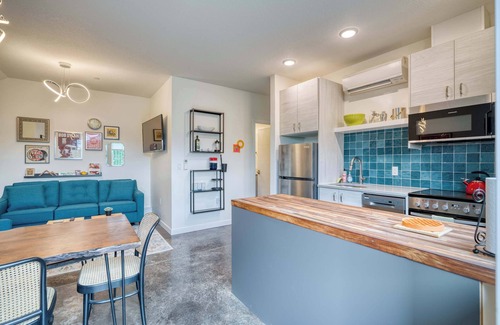 Hosford-Abernethy Apartment | The Division Street Funk Flat - 94 WalkScore