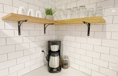 Douglas Apartment | The Douglas Suite w/Hot Tub - near White Rock