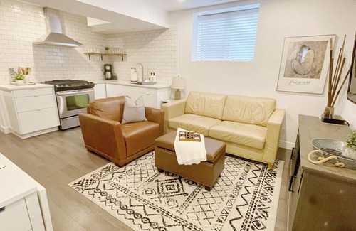 Douglas Apartment | The Douglas Suite w/Hot Tub - near White Rock