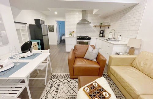 Douglas Apartment | The Douglas Suite w/Hot Tub - near White Rock