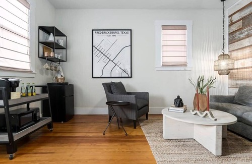 Fredericksburg House | The Downtown Studio 3, Hot tub, Cowboy Pool!