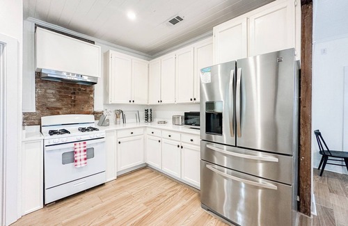 Seville Historic District Cottage | The Downtown Two-Door Historic Cottage in beautiful Pensacola