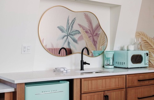 Vilano Beach Hotel | The Driftwood Queen Studio -5 min walk to beach!