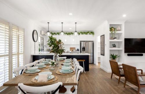 Murarrie House | The Duchess - Stunning Hamptons Oasis with Pool