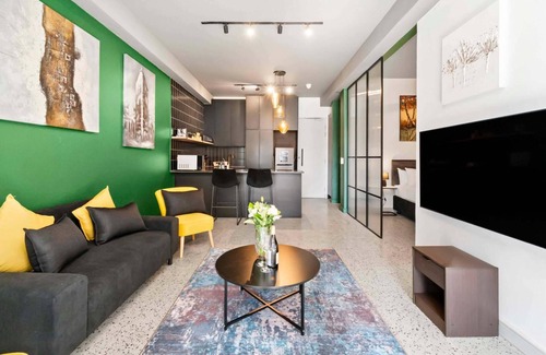 Foreshore Apartment | The Duke 2-Bedroom Gem with Rooftop Pool