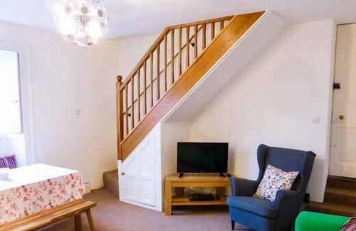 Weston-super-Mare Cottage | THE EAST WING, character holiday cottage, with a garden in Hutton