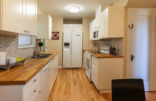 The Bowl of Edmonds House | The Edmonds Guest House Family Friendly