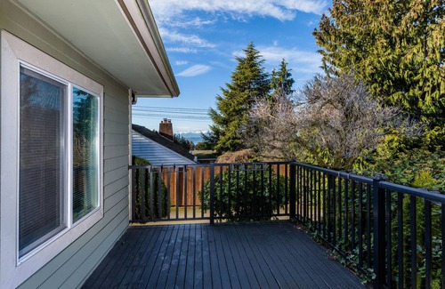 The Bowl of Edmonds House | The Edmonds Guest House Family Friendly