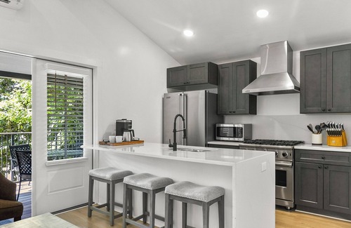 Tuscaloosa Condo | The Ellen Downtown Condo | Host Gatherings | Walk to Stadium