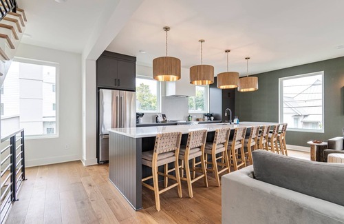 Chestnut Hill House | The Elmwood – Brand New, Rooftop Lounge w/Firepit