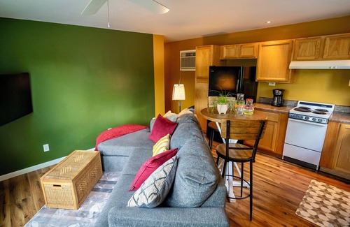 Pence Springs House | The Eloise - Stylish 3BR, 2 Bath Cottage on Greenbrier River, WV incl. AC, WiFi