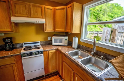 Pence Springs House | The Eloise - Stylish 3BR, 2 Bath Cottage on Greenbrier River, WV incl. AC, WiFi