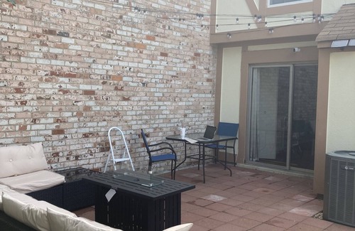 Highland Springs House | The Enclave Art Studio - Free parking 8 mins from airport