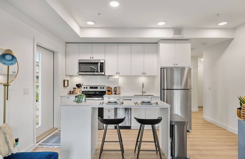 Crescent Heights Condo | ✨ The Era City Haven – Modern 2BR/2BA w/Breathtaking Calgary Views