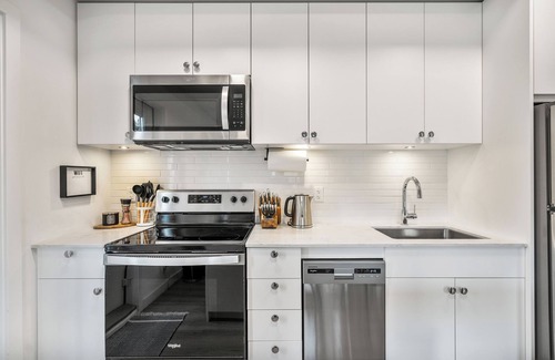 Crescent Heights Condo | ✨ The Era City Haven – Modern 2BR/2BA w/Breathtaking Calgary Views