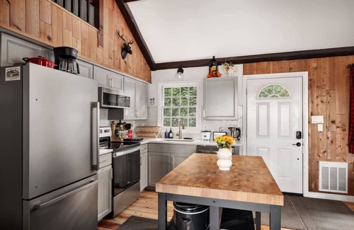 Front Royal Cabin | The Far View Retreat | Private Cabin w/Hot Tub, Screened Porch, Games, & More