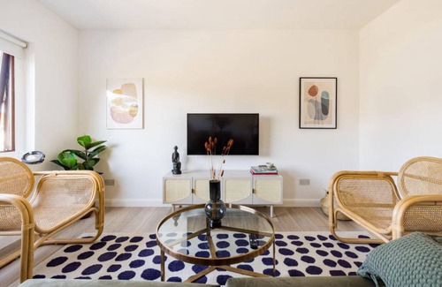 East Finchley Apartment | The Finchley Bolthole - Delightful 2BDR Flat